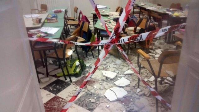 L'aula della scuola elementare 'Enrico Pessina' di Ostuni (Brindisi) dove si e' verificato il crollo di una parte del soffitto, il 13 aprile 2015 © 