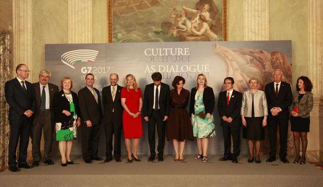 G7 cultura: Alinari fotografa ministri con apparecchio epoca
