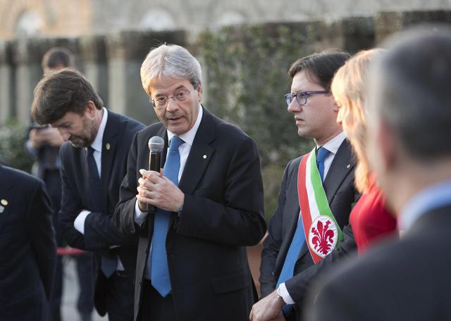 Il premier Paolo Gentiloni durante la visita alla Galleria degli Uffizi in occasione del G7 della Cultura