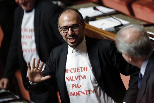 Il senatore del Pd Davide Faraone con una maglietta di protesta © Ansa