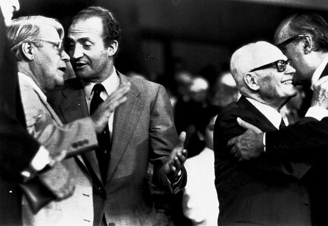 Il presidente della Repubblica, Sandro Pertini con il re Juan Carlos al termine della finale di  Coppa del Mondo Italia-Germania Ovest, in una immagine dell'11 luglio 1982 allo stadio Santiago  Bernabeu di Madrid (Spagna)