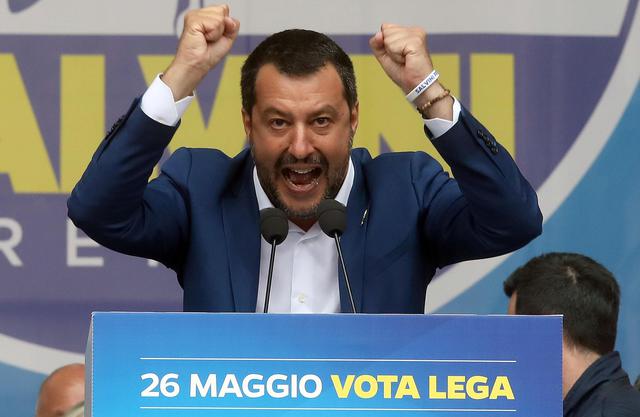 Salvini in piazza a Milano