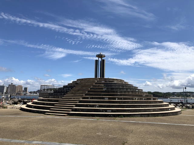 Il braciere dove si accenderà la fiamma olimpica sul porto di Enoshima