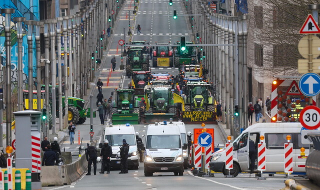 I trattori lanciano petardi davanti alle istituzioni europee