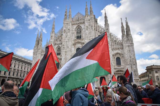 Corteo 25 aprile Milano contestato in Duomo