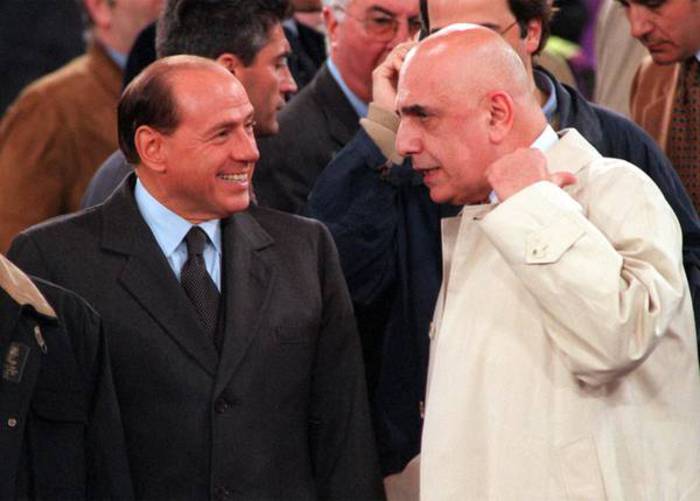 Silvio Berlusconi in compagnia di Adriano Galliani il 30 aprile 1998 al loro arrivo sulle tribune  d'onore dello stadio Olimpico prima dell'inizio della partita di ritorno della finale di Coppa  Italia (foto: ANSA)