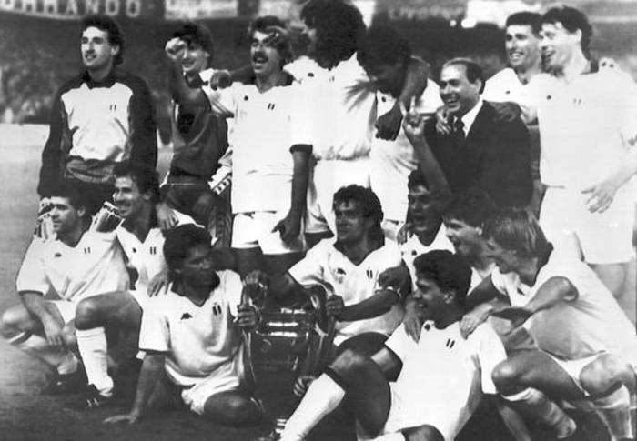 Silvio Berlusconi posa per una foto con la squadra dopo la conquista della Coppa Campioni il 24  maggio 1989. (foto: ANSA)