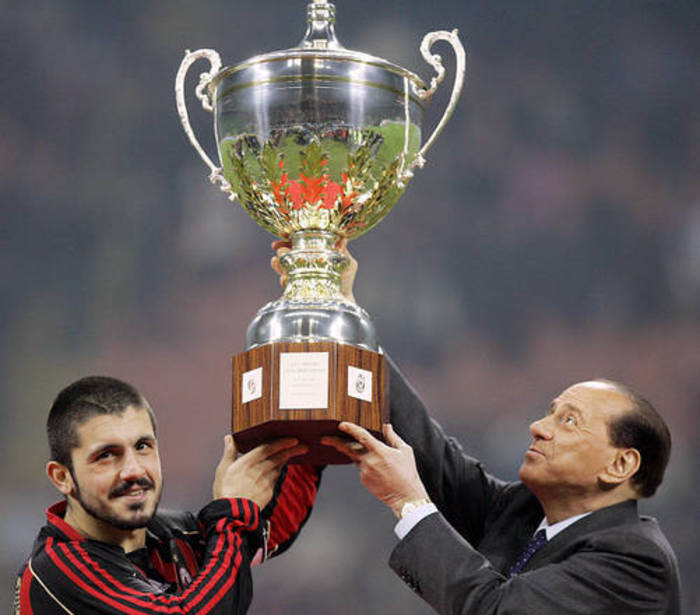 Il 17 agosto 2007 Silvio Berlusconi Rino Gattuso alzano la coppa Luigi Berlusconi vinta dopo la  partita con la Juventus . (foto: ANSA)