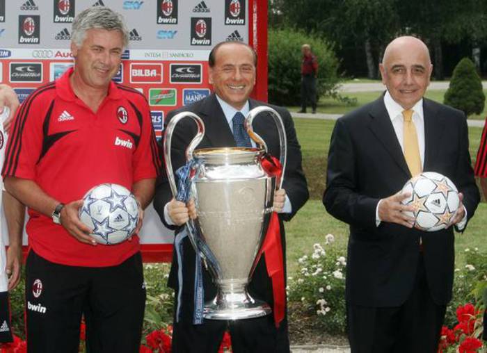 Il Presidente del Milan, Silvio Berlusconi (c), posa il 23 luglio 2007 con la Coppa dei Campioni,  assieme all'allenatore Carlo Ancelotti (s.) e al vicepresidente Adriano Galliani (d.), in occasione  del raduno del Milan per la stagione sportiva 2007-2008 (foto: ANSA)