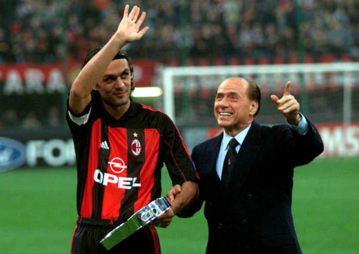 Paolo Maldini premiato dal presidente del Milan Silvio Berlusconi il 18 ottobre 2000. (foto: ANSA)