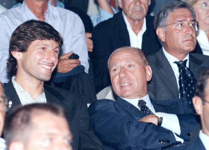 2 settembre 1997, il calciatore brasiliano Leonardo (S), in tribuna a S. Siro con il presidente del Milan Silvio Berlusconi assiste alla partita  di Coppa Italia. A destra, il sen. Dell'utri. Leonardo sarà anche allenatore del Milan (foto: ANSA)