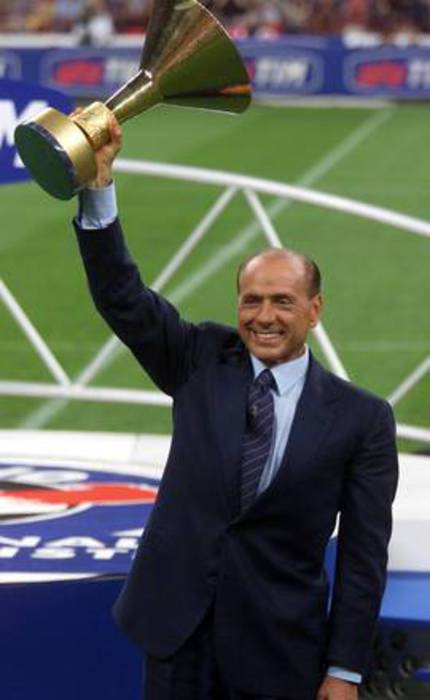 Il 21 agosto 1999 iIl presidente del Milan Silvio Berlusconi , prima della partita, con la coppa  della Lega Calcio consegnata alla squadra Campione d'Italia '98-'99. (foto: ANSA)