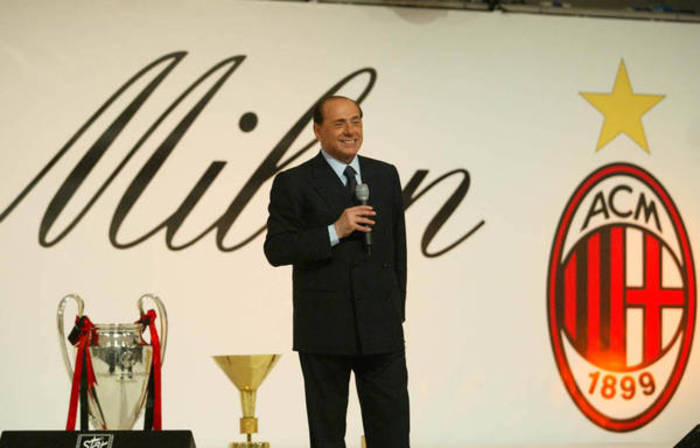 Silvio Berlusconi parla a una festa della squadra nel 2004 (foto: ANSA)