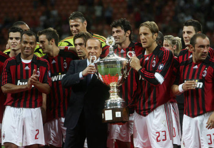 Il presidente del Milan, Silvio Berlusconi, posa con la coppa del Trofeo Luigi Berlusconi, vinta dal  Milan contro la Juventus allo stadio Meazza di Milano il 17 agosto 2007 (foto: ANSA)