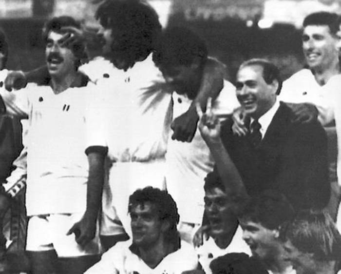 Silvio Berlusconi posa per una foto con il Milan dopo la conquista della Coppa Campioni il 24 maggio  1989 (foto: ANSA)