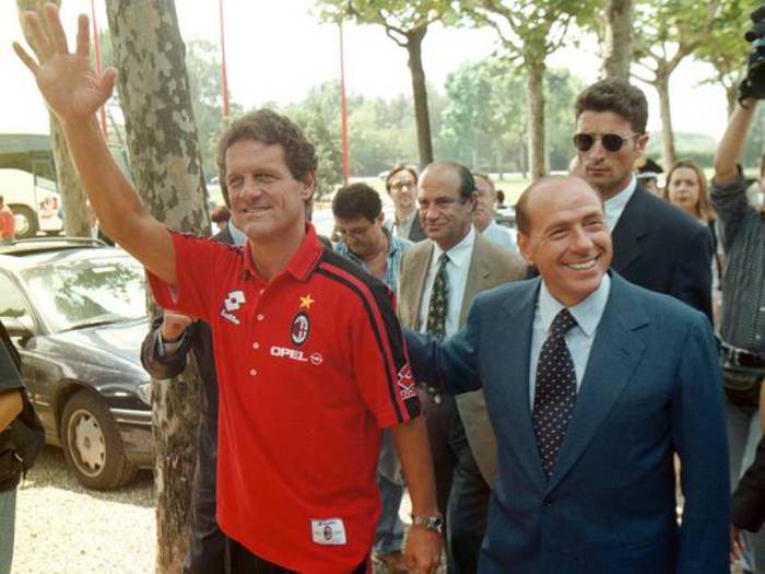 Il 16 luglio 1997 Fabio Capello (s) e Silvio Berlusconi salutano i tifosi a Milanello alla  presentazione del Milan. (foto: ANSA)