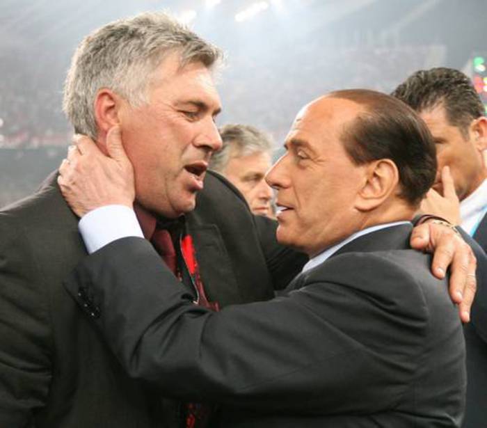 L'abbraccio di Berlusconi e Carlo Ancelotti, allenatore del Milan, subito dopo la vittoria della  finale di Champion's ad Atene il 23 maggio 2007 (foto: EPA)