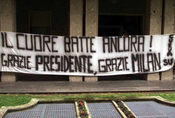 Lo striscione di ringraziamento rivolto al presidente del MIlan, Silavio Berlusconi, per l'acquisto  del fantasista portoghese Rui Costa, esposto il 4 luglio 2001 (foto: ANSA)