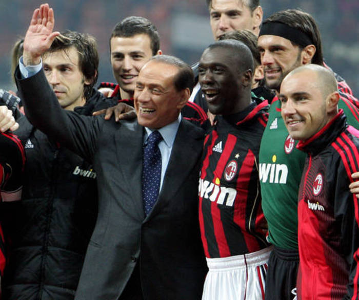 Il 6 gennaio 2007 Silvio Berlusconi festeggia con i giocatori del Milan la vittoria dopo la partita  con la Juventus per il trofeo Luigi Berlusconi voluto da Silvio in memoria di suo padre. (foto: ANSA)