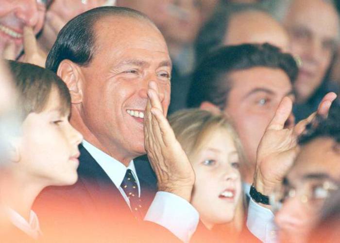Il 15 ottobre del 1995, Silvio Berlusconi in tribuna a San Siro con la figlia Barbara (D) e il  figlio Luigi (S) (foto: ANSA )