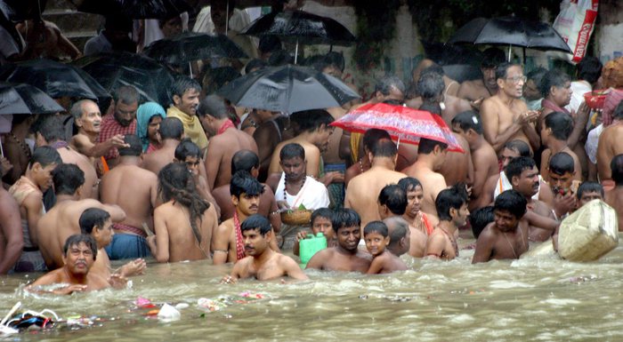 India in piena pandemia, ma i fedeli si ammassano nel Gange - Ultima Ora