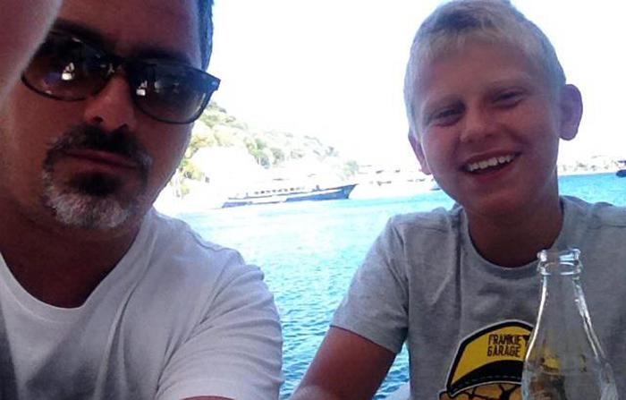 Valerio Roscetti in vacanza in Grecia con il figlio (foto: ANSA)