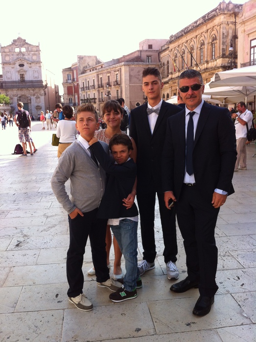 Luca Edera a Piazza Duomo (Siracusa) con i figli Andrea, Anna, Davide, Pietro (foto: ANSA)