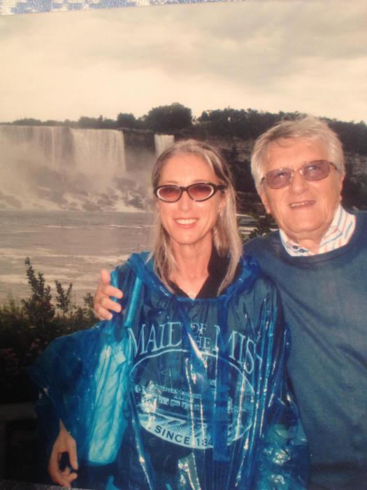 I FESTA DEL PAPA': Mariaines de Carli con pap alle cascate del Niagara (foto: ANSA)