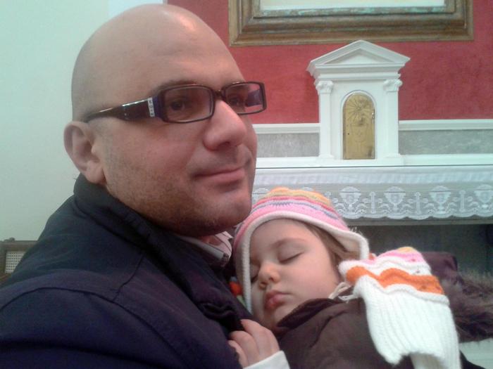 Pescara, Simona dorme in braccio a papa Arnaldo (foto: ANSA)
