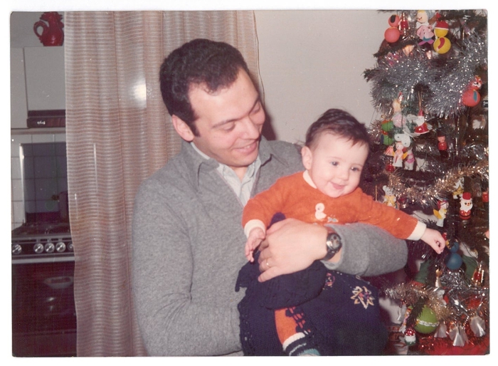 Papà Leonardo con la piccola Ale - Rovigo Natale 1976 (foto: Ansa)