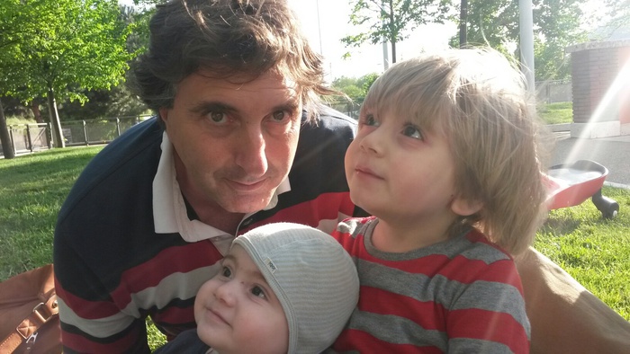 Papà Massimiliano con Alberto e Federico (foto: Ansa)