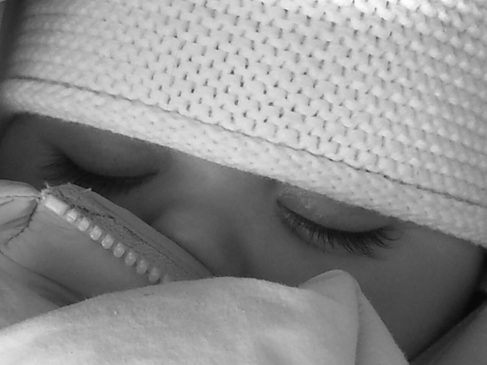 Emanuele Isaia, il piccolo Leonardo dorme beato anche a -8. Prali (TO) (foto: ANSA)
