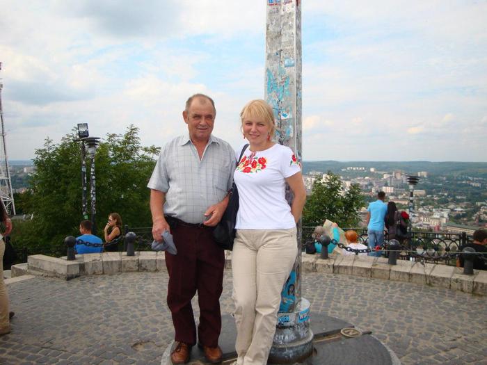 Nadiya Neznayemska con il papà a Lviv in Ucraina il 24 agosto 2014,  giorno dell'indipendenza ucraina - Auguri papa ti voglio un bene immenso!! (foto: ANSA)