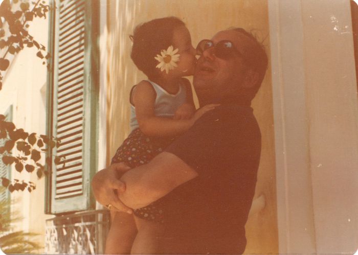 Maria Giovanna Cassini con il papà a Napoli nell'estate del 1977. 'Gli anni della mia infanzia con il mio caro papà' (foto: Ansa)