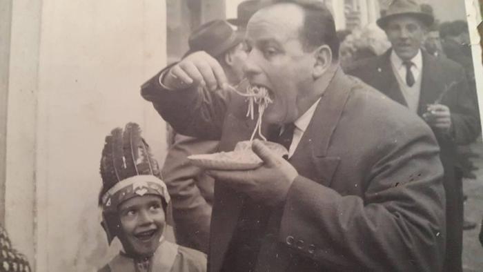 Claudio Chiarani: 'Auguri papà, manchi a tutti noi da 27 anni'. Claudio a 6 anni guarda il papà mentre mangia un giorno di Carnevale del 1963 a Torbole sul Garda (Trento) (foto: ANSA)