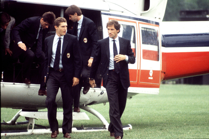 I giocatori del Milan, Daniele Massaro (S) e Franco Baresi, scendono dall'elicottero sul terreno  dell'Arena di Milano durante la presentazione della squadra per la stagione 1986-1987 (foto: ANSA)