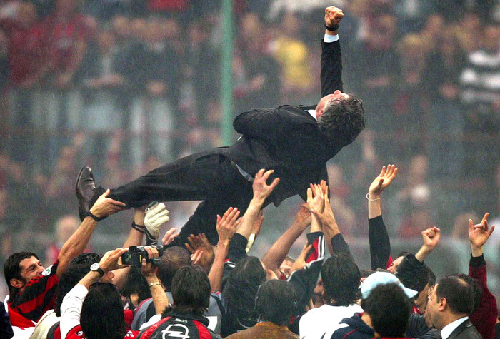 L'allenatore del Milan, Carlo Ancelotti, festeggiato dai giocatori rossoneri al termine della  partita contro la Roma, in una immagine del 02 maggio 2004 allo stadio Giuseppe Meazza di Milano. (foto: ANSA )