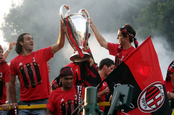 24 maggio 2007 - I giocatori del Milan Alessandro Nesta (s) e Kaka' mostrano la Coppa dei Campioni dal pulman (foto: ANSA )