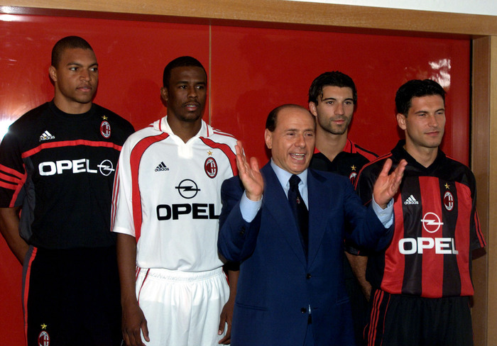 Il 3 luglio del 2000 viene presentata la squadra. Nella foto: da sinistra Dida, Roque Junior, Sivio  Berlusconi, Gianni Comandini, Drazen Brncic. (foto: ANSA)