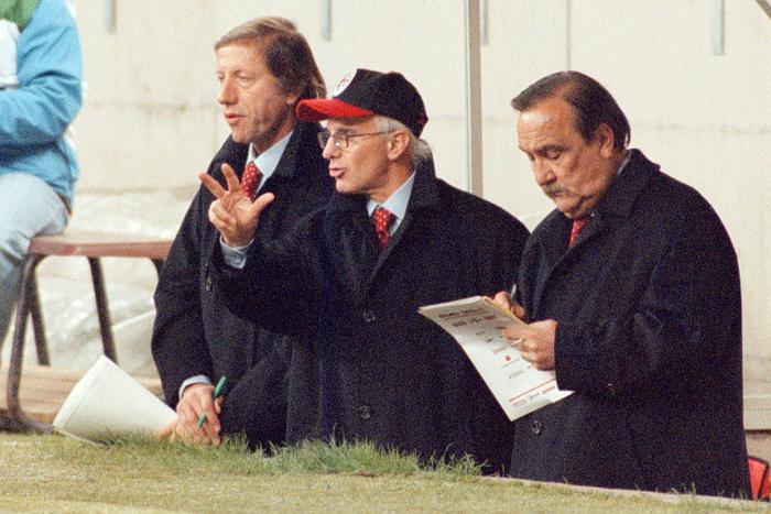 4 dicembre 1996, Arrigo Sacchi in panchina segue Milan-Rosenborg (foto: ANSA )
