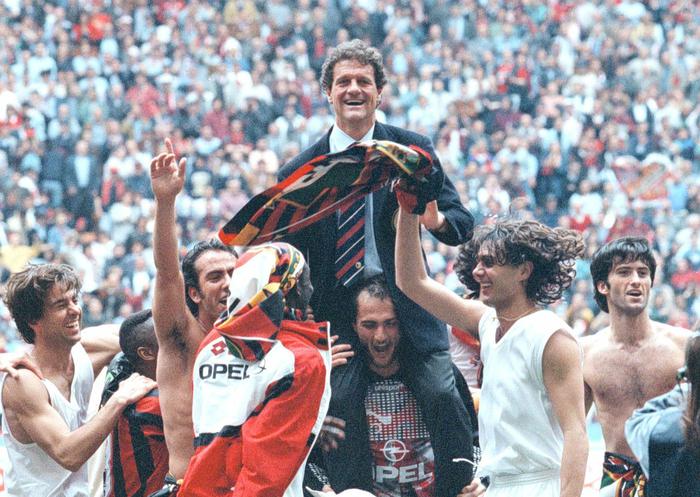 I rossoneri festeggiano il 15/mo scudetto portando in trionfo l'allenatore Fabio Capello dopo  Milan-Fiorentina il 28 aprile 1996. (foto: ANSA )