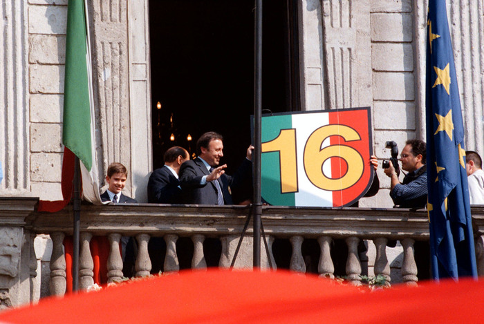 28 maggio 1999 - L'Allenatore del Milan Alberto  Zaccheroni si affaccia dal balcone di Palazzo Marino per festeggiare insieme con i tifosi (foto: ANSA )