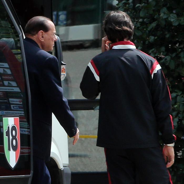 Il presidente del Milan Silvio Berlusconi (S) in visita alla squadra il 22 agosto 2014. Con lui l'allenatore Filippo Inzaghi (foto: ANSA)