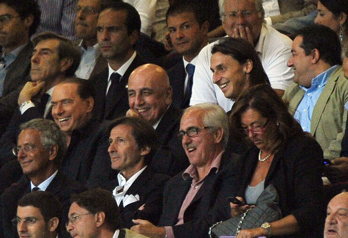 Silvio Berlusconi, Adriano Galliani e Zlatan Ibrahimovic in tribuna al Meazza di  Milano, il 29 agosto 2010 (foto: ANSA)