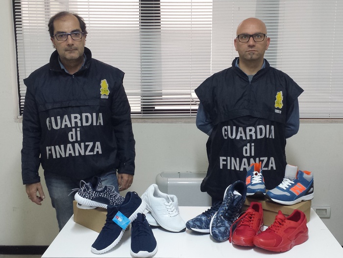 Sequestrate 1500 paia di scarpe a Bari - Puglia - ANSA.it