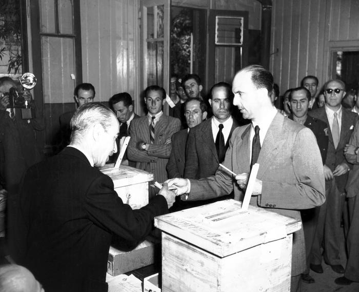 Il voto del 2 giugno - Il voto di Re Umberto II di Savoia per il referendum costituzionale (foto: ANSA)