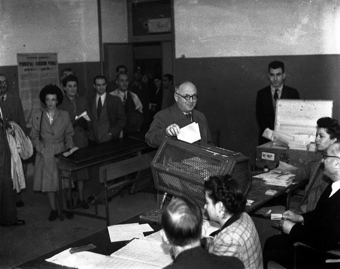 Il voto del 2 giugno - Il leader socialista Pietro Nenni vota per il referendum (foto: ANSA)