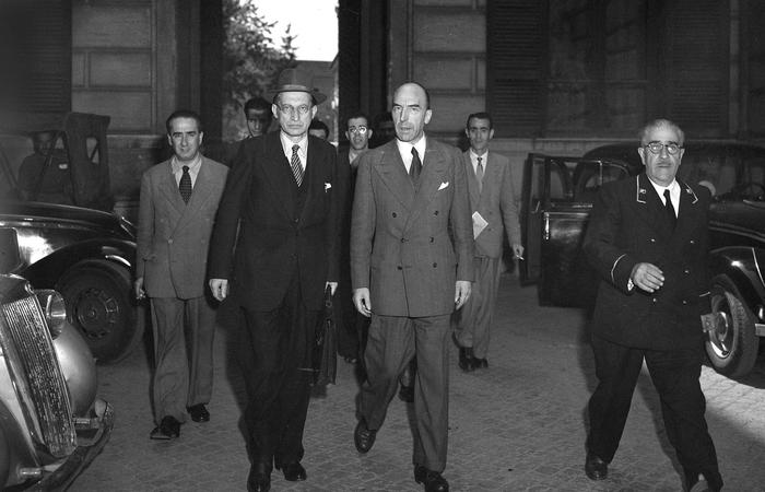La proclamazione del voto - Alcide De Gasperi e Giustino Arpesani si recano da Re Umberto II (foto: ANSA)
