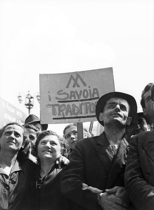 La campagna elettorale - Manifestazione antimonarchica in piazza del Duomo a Milano (foto: ANSA)