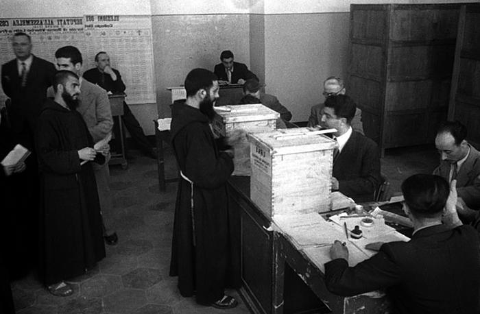 Il voto del 2 giugno - Un frate al voto per il referendum in un seggio romano (foto: ANSA)